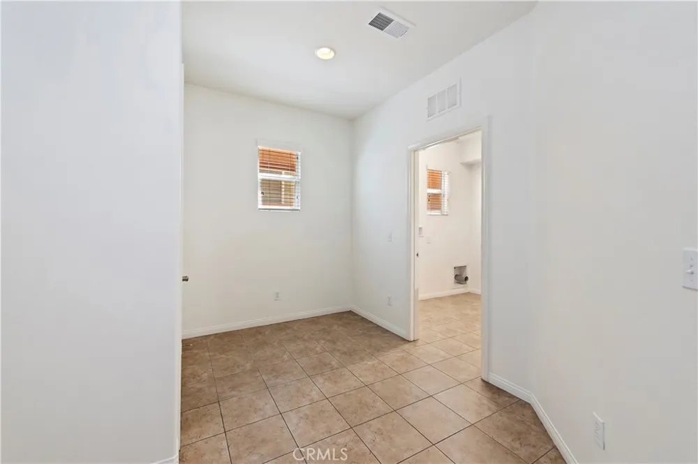 15834 Vienna Fontana, CA 92336