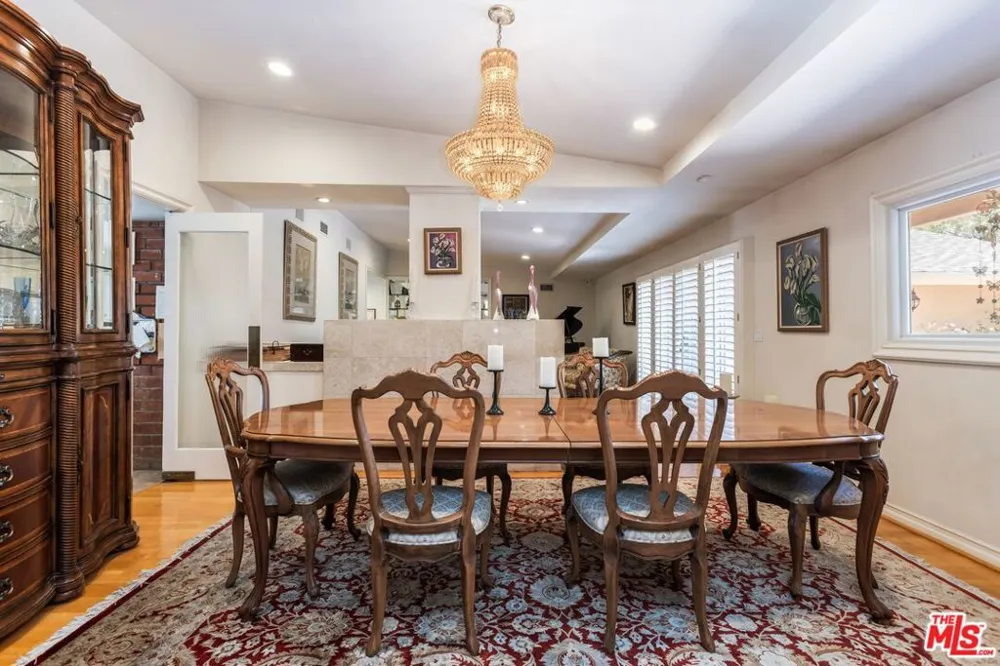 19717 Wells Drive Los Angeles, CA 91364