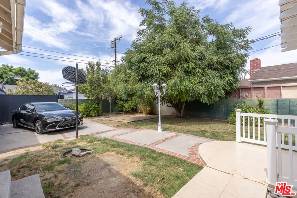 7511 Corbin Avenue Los Angeles, CA 91306