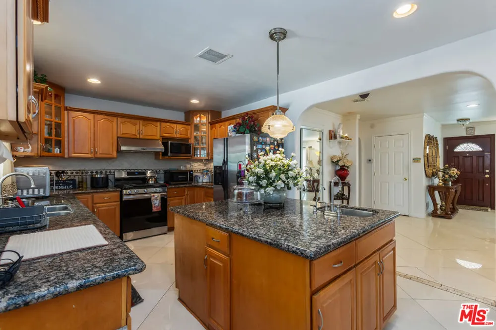 7511 Corbin Avenue Los Angeles, CA 91306