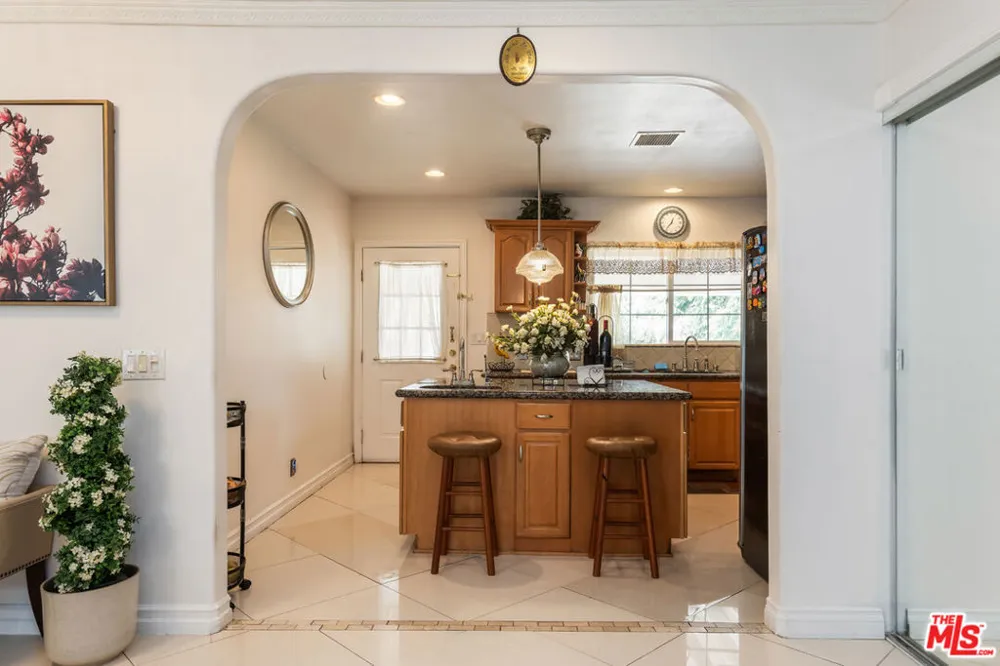 7511 Corbin Avenue Los Angeles, CA 91306