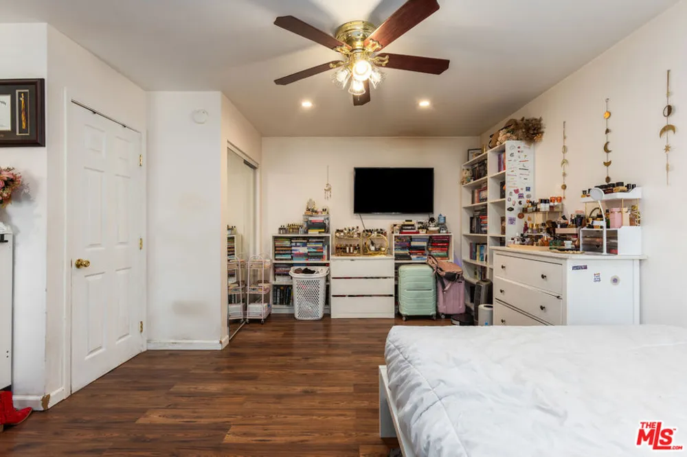 7511 Corbin Avenue Los Angeles, CA 91306