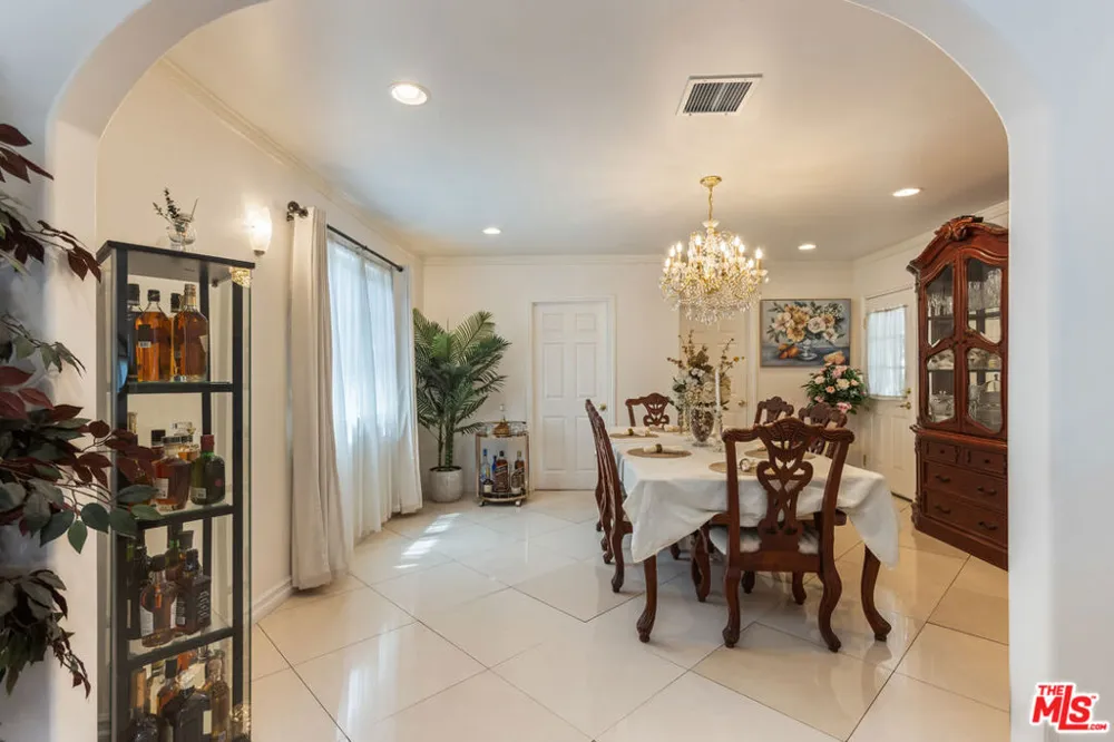 7511 Corbin Avenue Los Angeles, CA 91306