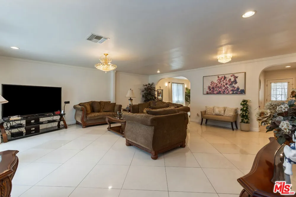 7511 Corbin Avenue Los Angeles, CA 91306
