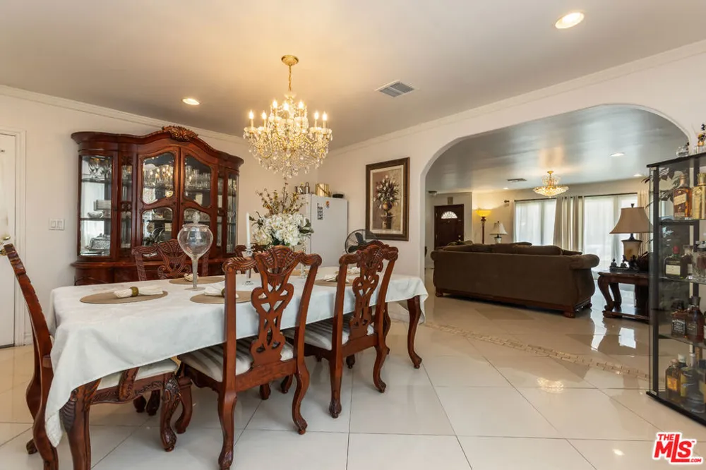 7511 Corbin Avenue Los Angeles, CA 91306