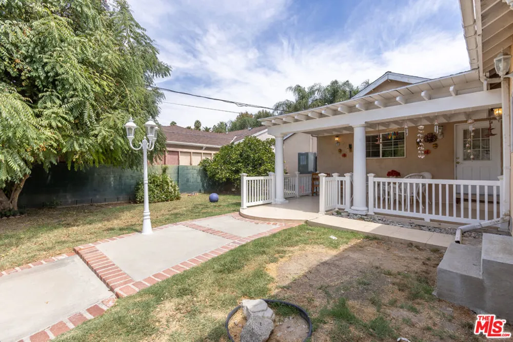 7511 Corbin Avenue Los Angeles, CA 91306