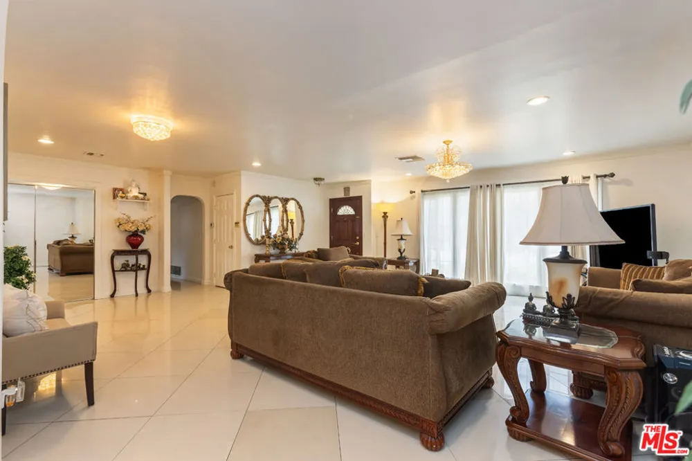 7511 Corbin Avenue Los Angeles, CA 91306