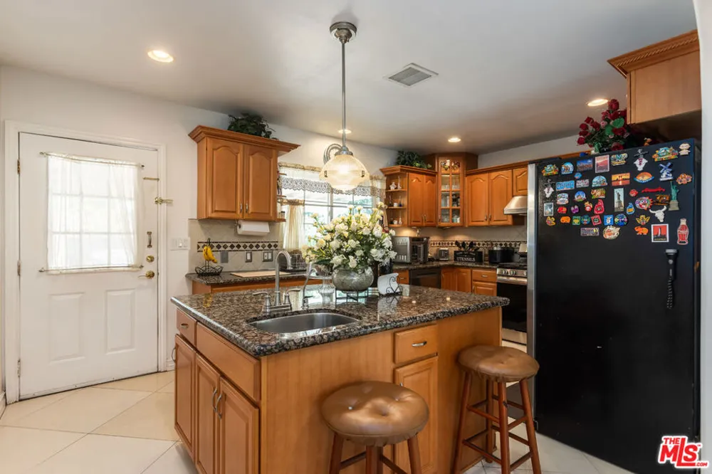7511 Corbin Avenue Los Angeles, CA 91306