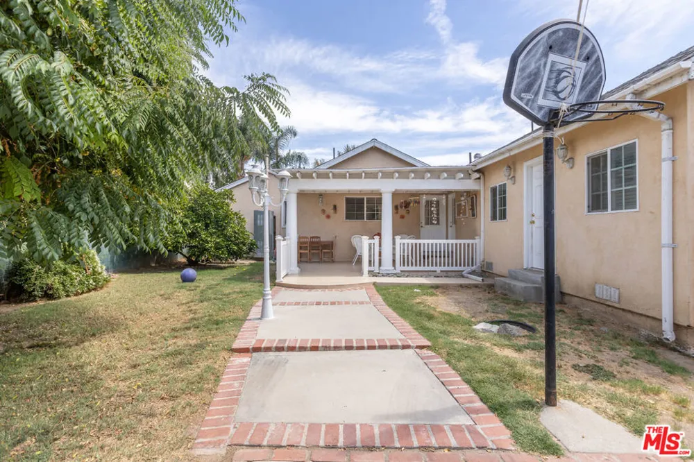 7511 Corbin Avenue Los Angeles, CA 91306
