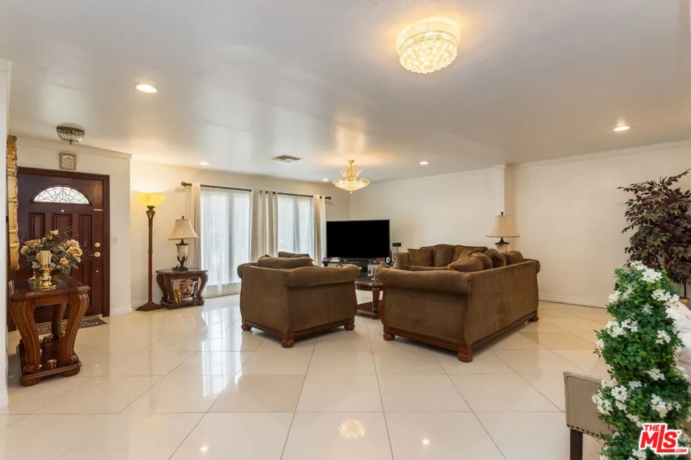 7511 Corbin Avenue Los Angeles, CA 91306