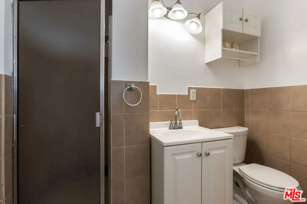7511 Corbin Avenue Los Angeles, CA 91306
