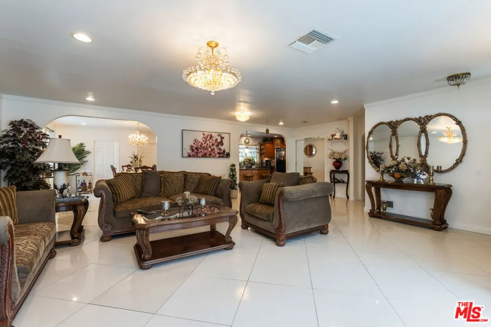 7511 Corbin Avenue Los Angeles, CA 91306
