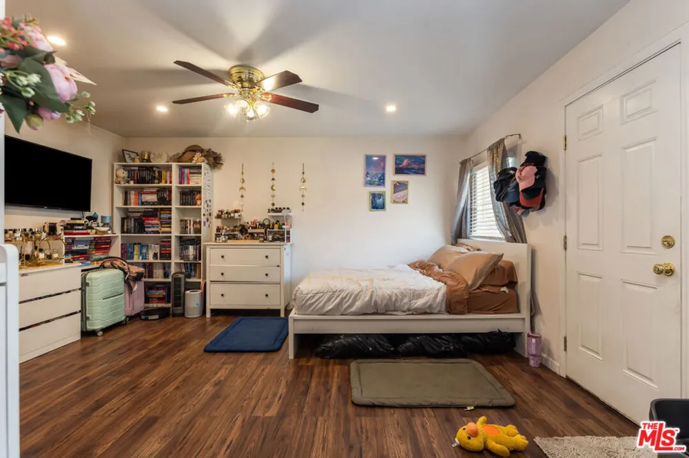 7511 Corbin Avenue Los Angeles, CA 91306
