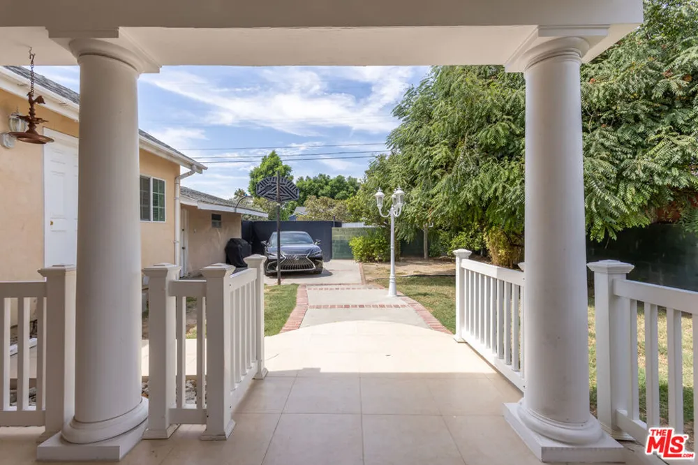 7511 Corbin Avenue Los Angeles, CA 91306