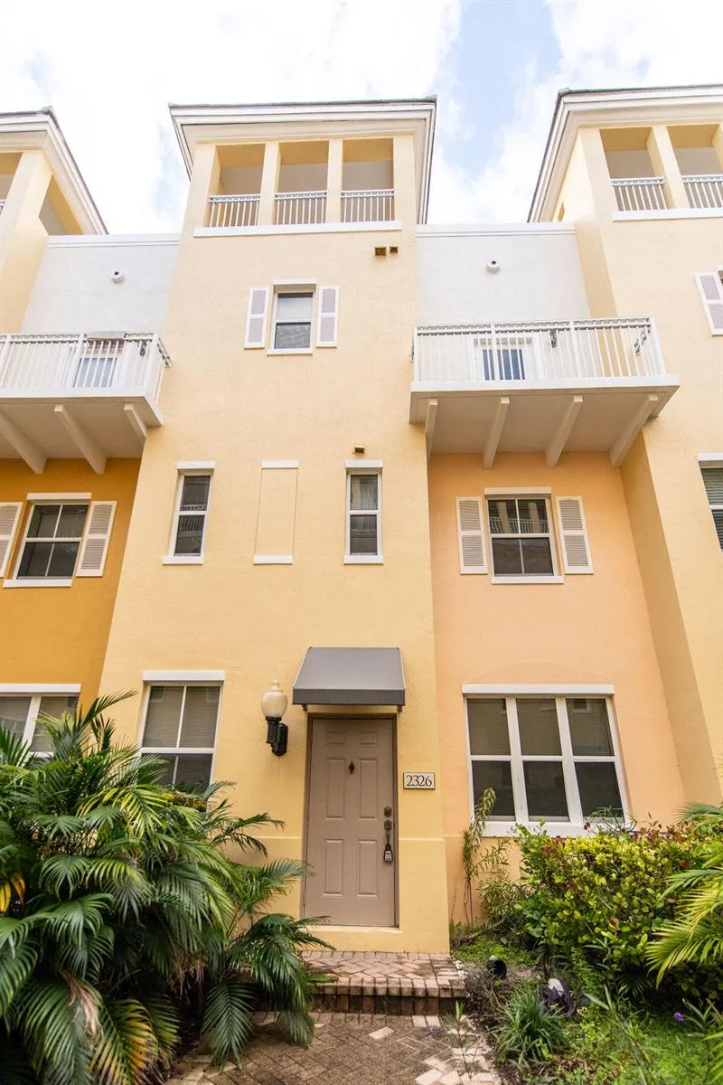 2326 Vintage Circle Lighthouse Point, FL 33064