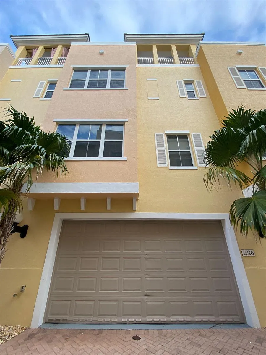 2326 Vintage Circle Lighthouse Point, FL 33064