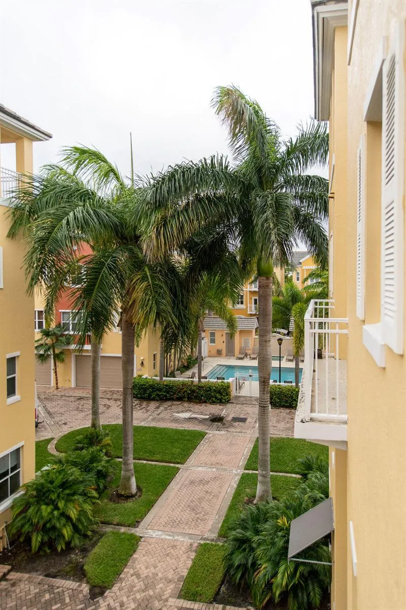 2326 Vintage Circle Lighthouse Point, FL 33064