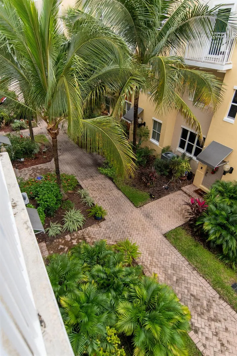 2326 Vintage Circle Lighthouse Point, FL 33064