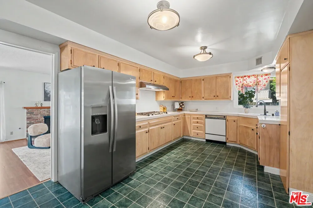 7554 Devista Drive Los Angeles, CA 90046