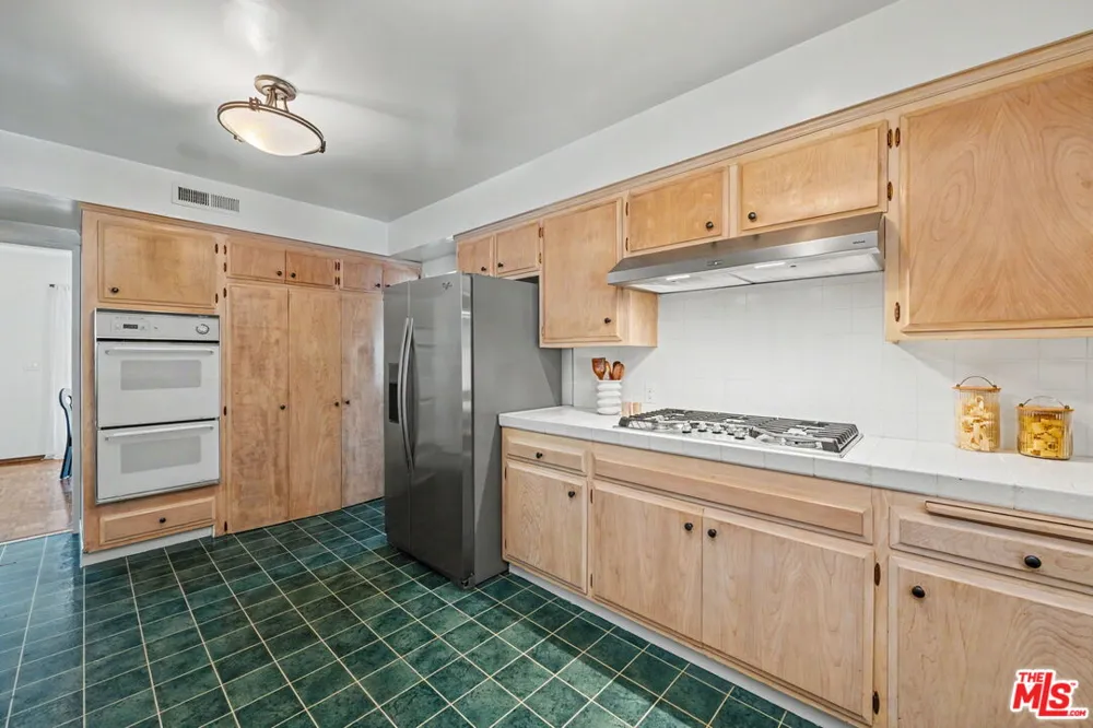 7554 Devista Drive Los Angeles, CA 90046