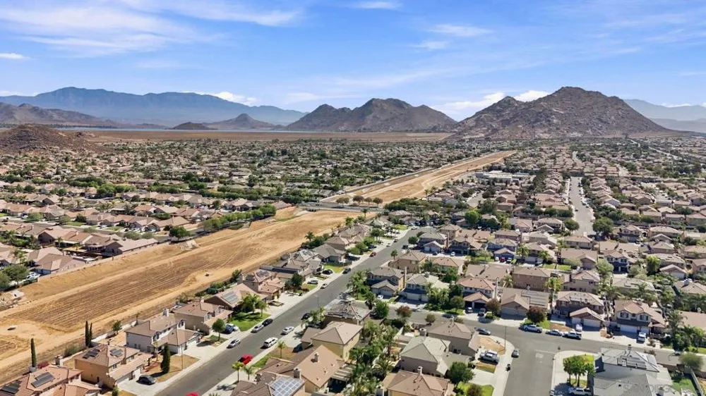 875 Seymour Way Perris, CA 92571