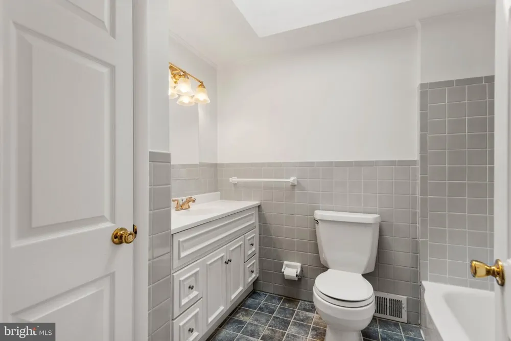 1560 GREENLAWN ROAD Paoli, PA 19301
