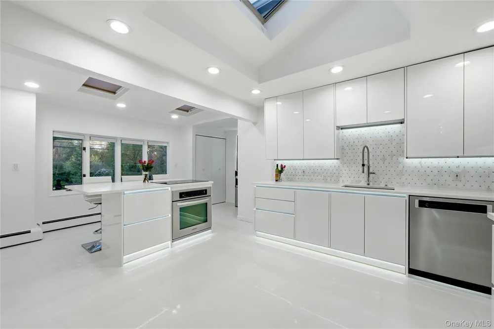 49 Canterbury Road Woodbury, NY 11797