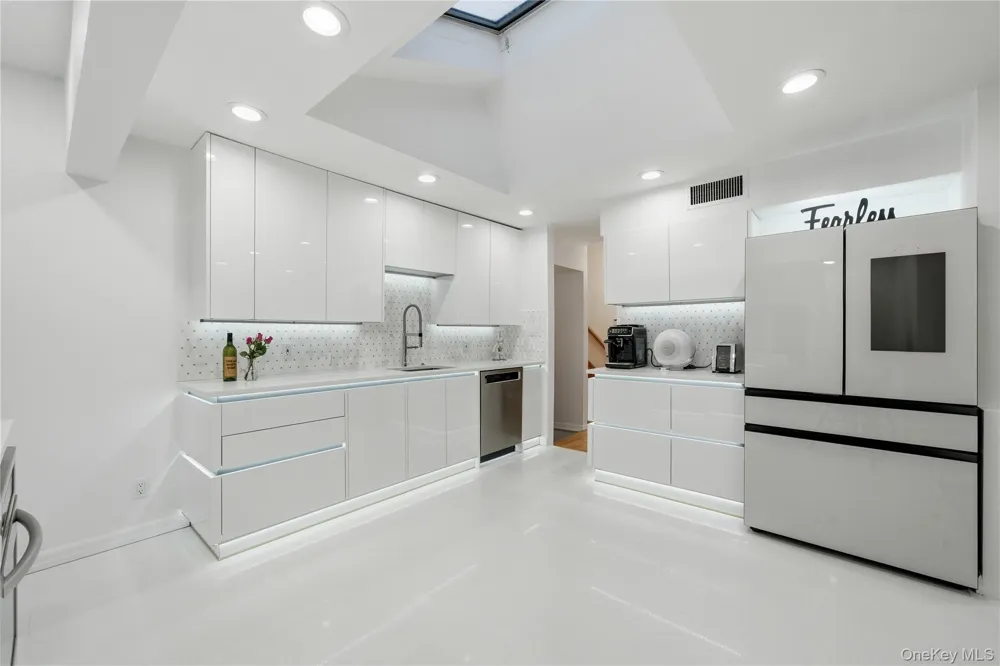 49 Canterbury Road Woodbury, NY 11797