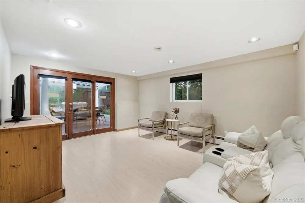 49 Canterbury Road Woodbury, NY 11797