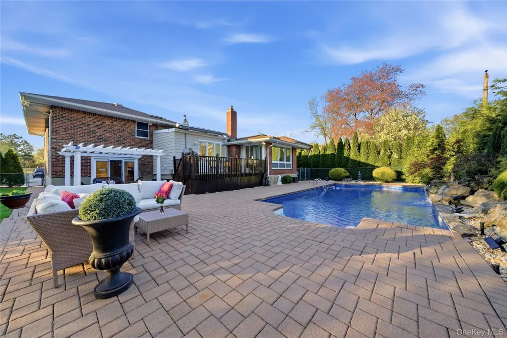 49 Canterbury Road Woodbury, NY 11797