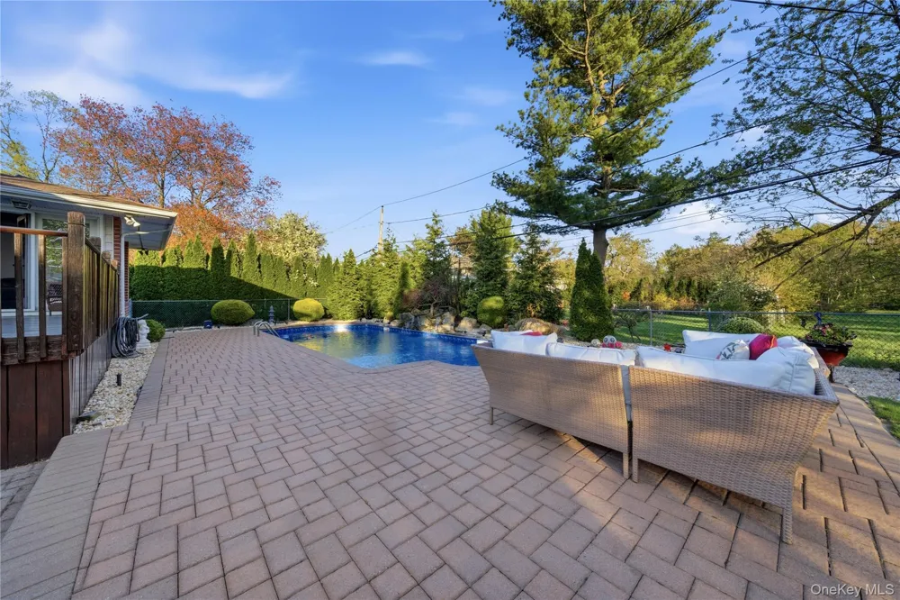 49 Canterbury Road Woodbury, NY 11797
