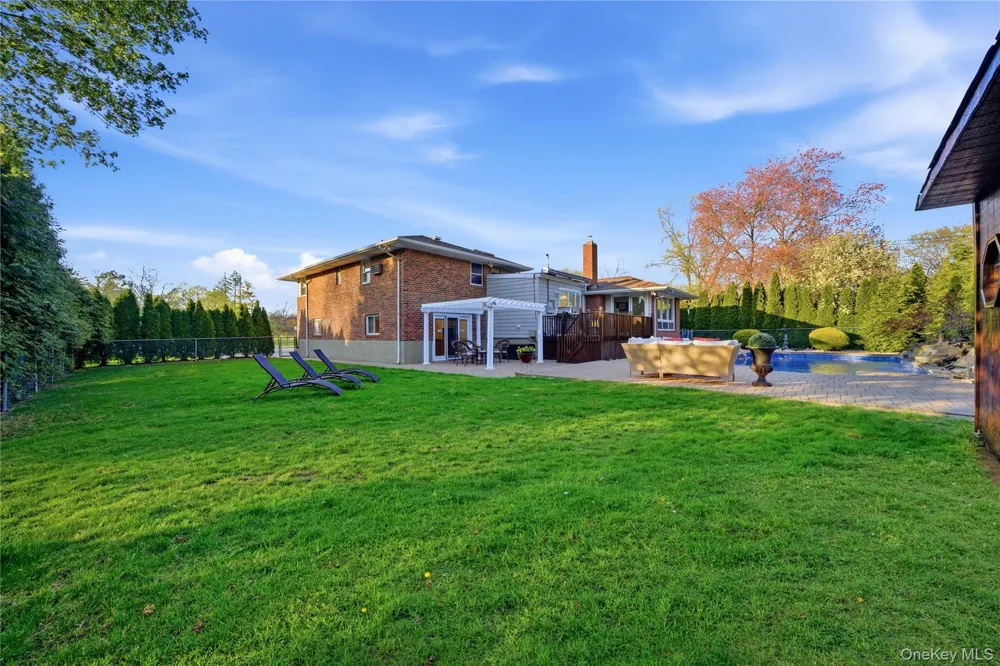 49 Canterbury Road Woodbury, NY 11797