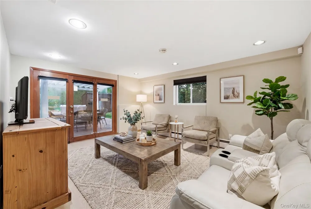49 Canterbury Road Woodbury, NY 11797