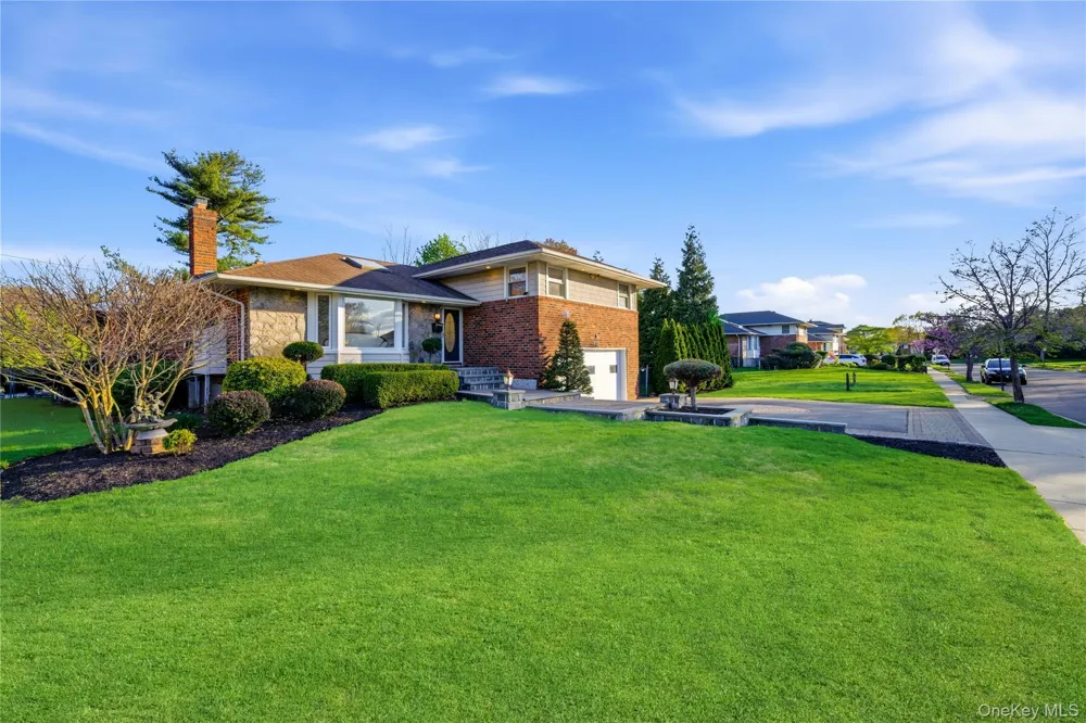 49 Canterbury Road Woodbury, NY 11797