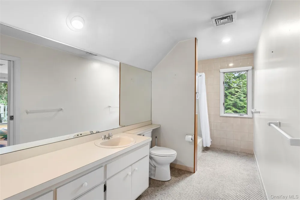 422 Montauk Highway Southampton, NY 11968