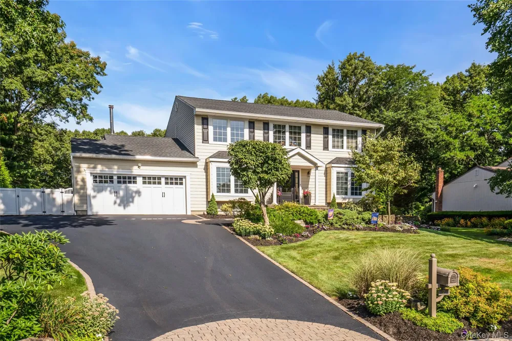 7 Stonehurst Lane Dix Hills, NY 11746