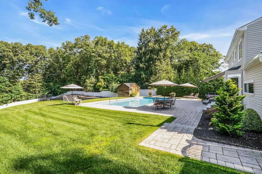 7 Stonehurst Lane Dix Hills, NY 11746