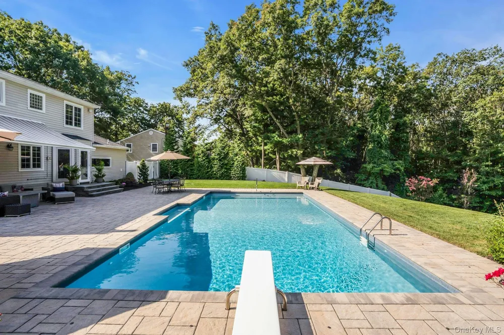 7 Stonehurst Lane Dix Hills, NY 11746