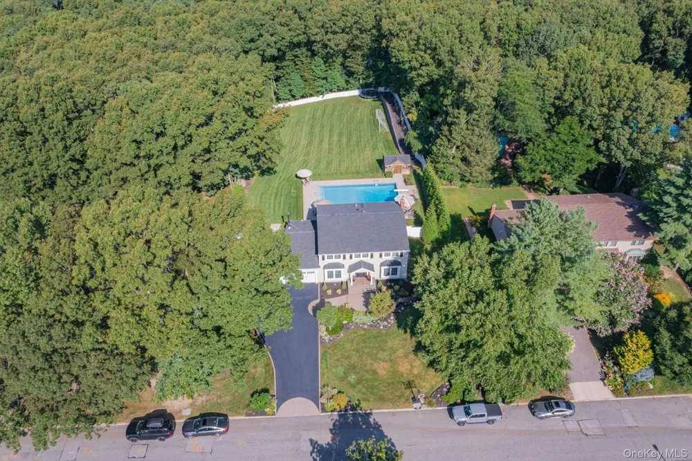 7 Stonehurst Lane Dix Hills, NY 11746