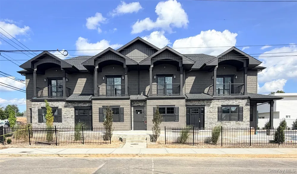 1220 Doges Prom #2B Copiague, NY 11757