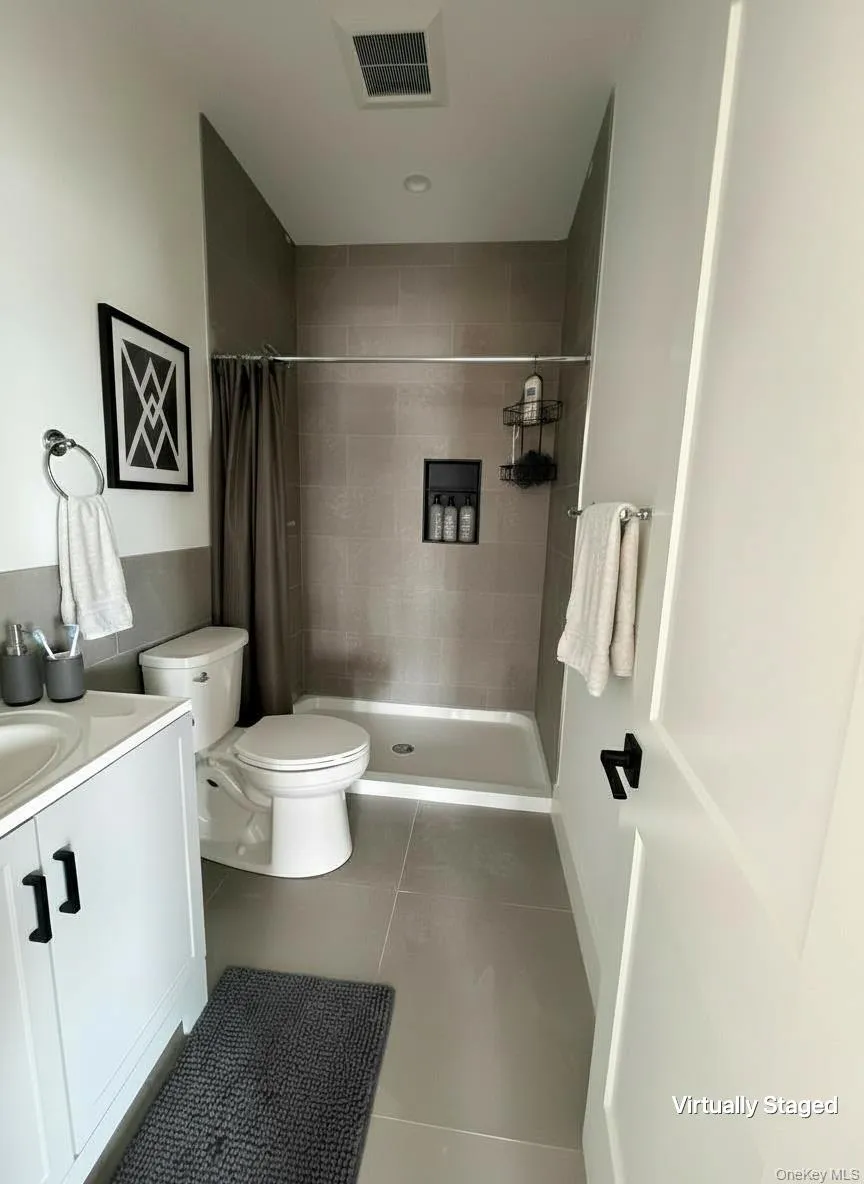 1220 Doges Prom #2B Copiague, NY 11757