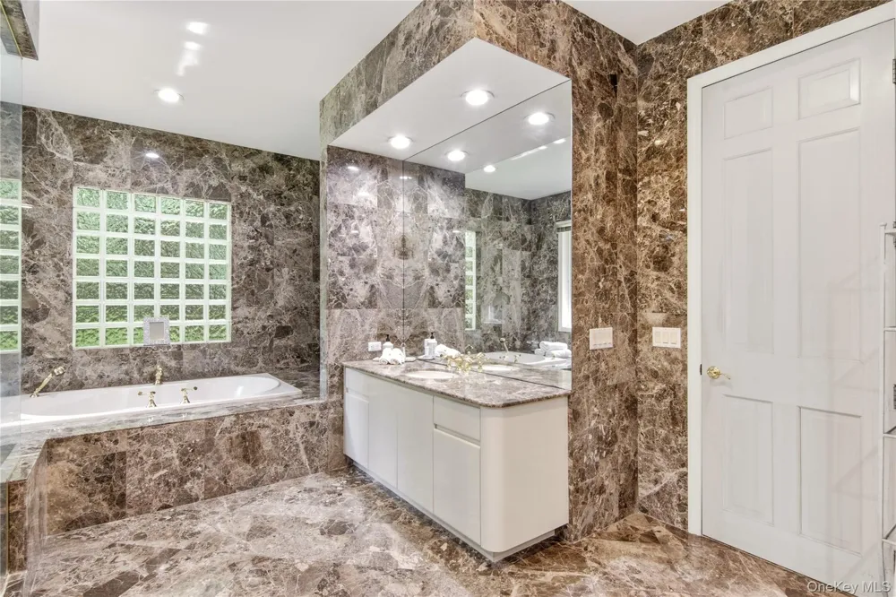 3 White Birch Road Oyster Bay Cove, NY 11791