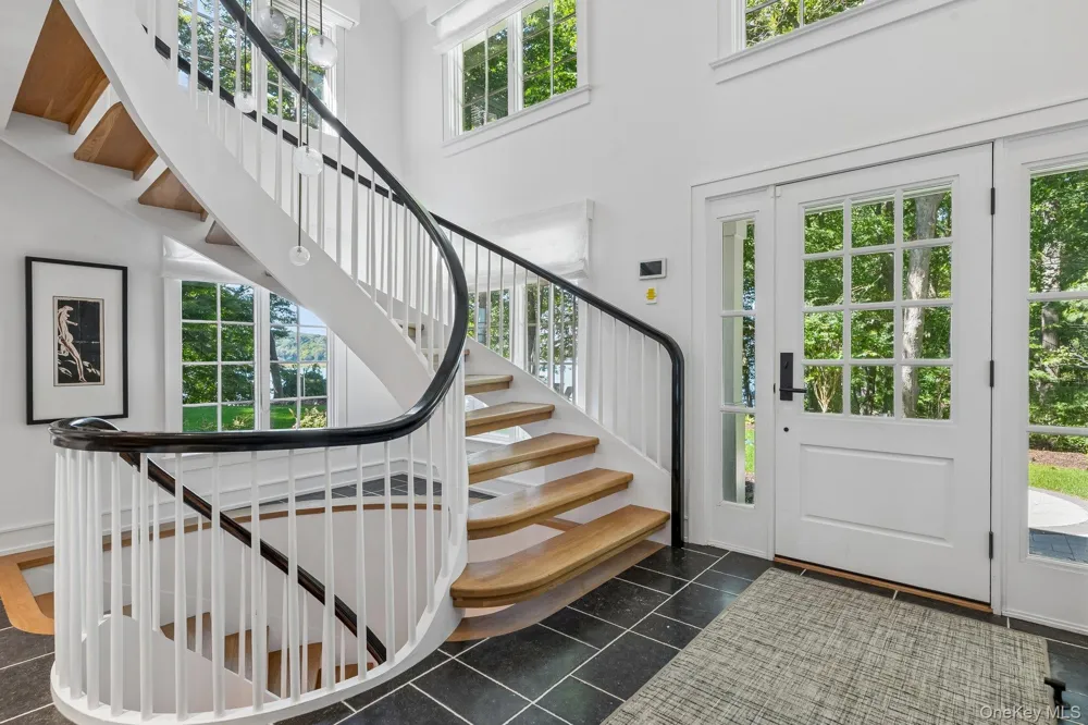 31 Thompson Lane Head Of The Harbor, NY 11780