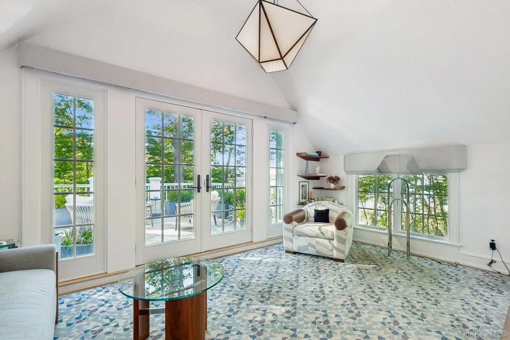 31 Thompson Lane Head Of The Harbor, NY 11780