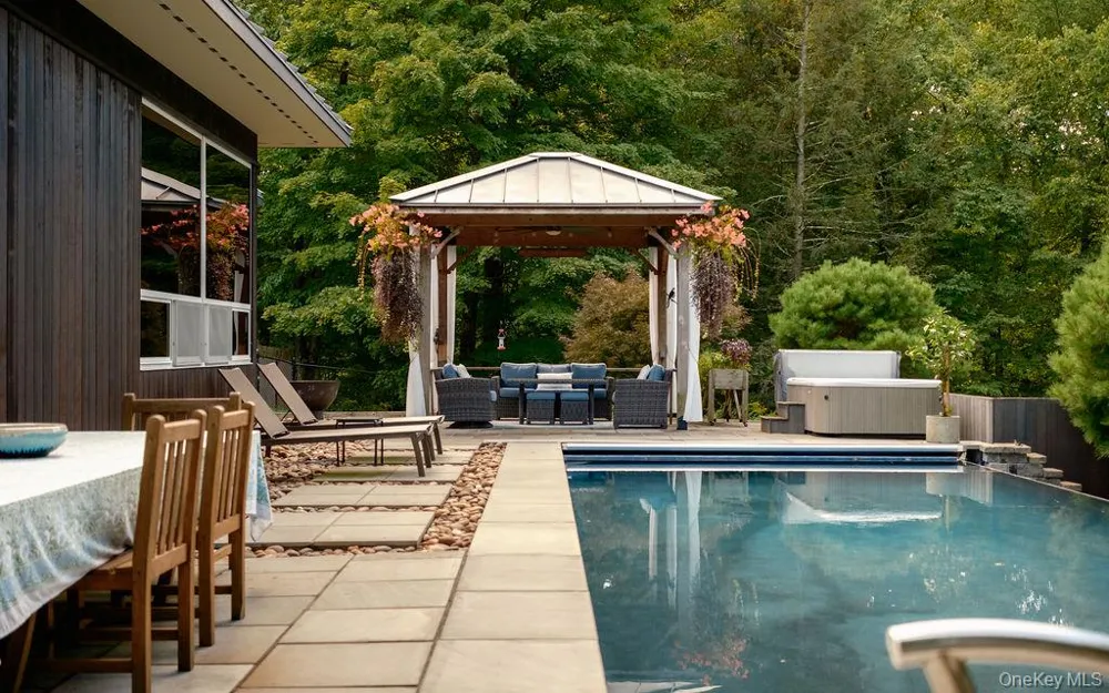 8 Sarah Court Rhinebeck, NY 12572