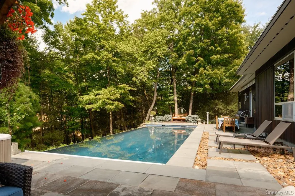 8 Sarah Court Rhinebeck, NY 12572