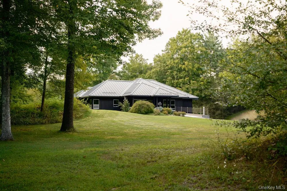 8 Sarah Court Rhinebeck, NY 12572