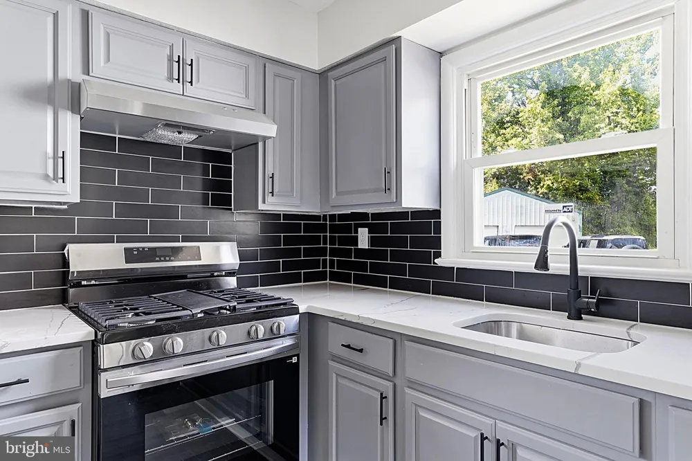 20 DONNA DRIVE Pedricktown, NJ 08067