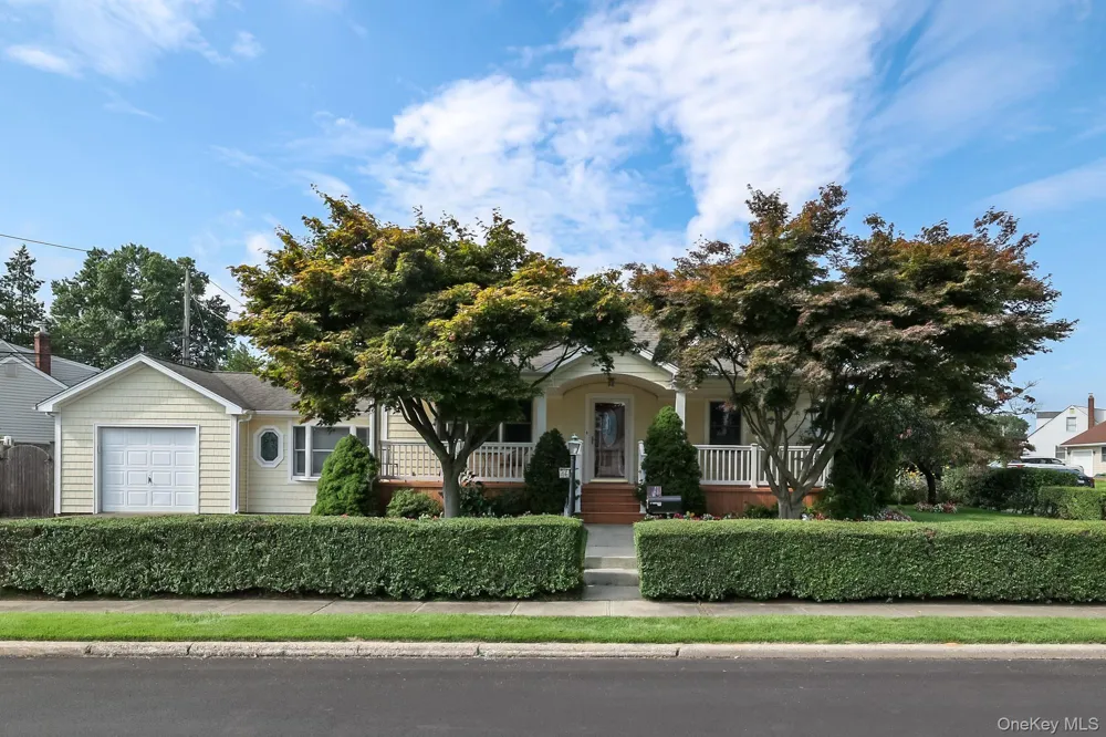 46 Woodbine Drive E Hicksville, NY 11801