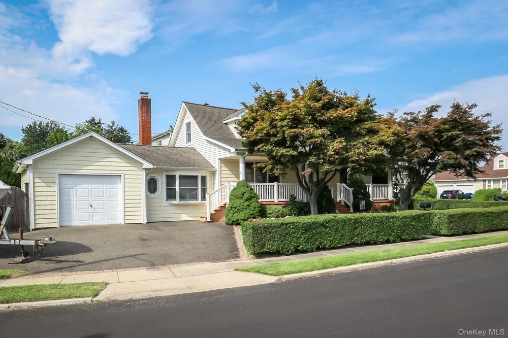 46 Woodbine Drive E Hicksville, NY 11801